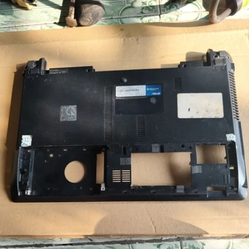 Vỏ mặt D laptop Asus K43E, có trầy xước, cũ, ốc còn nguyên