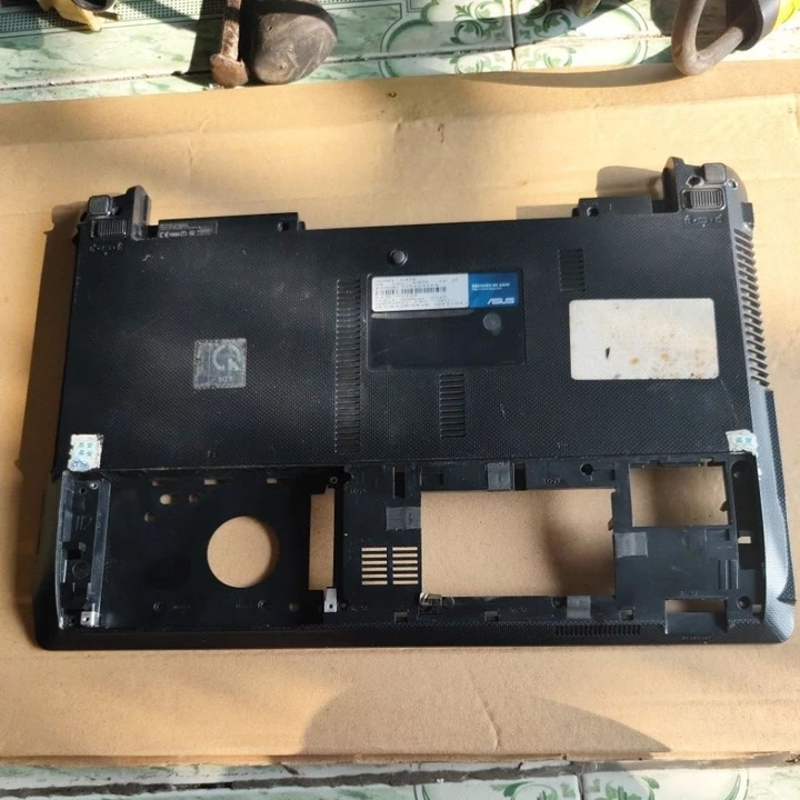 Vỏ mặt D laptop Asus K43E, có trầy xước, cũ, ốc còn nguyên