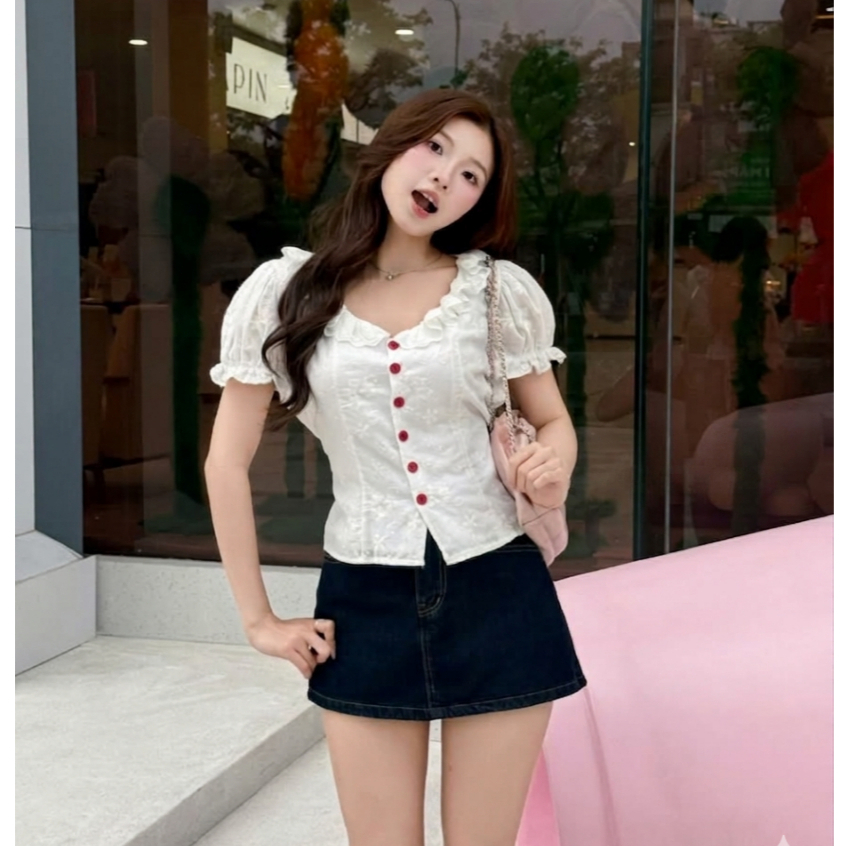 Áo sơ mi hoa xô nổi viền bèo phối cúc đỏ xinh xắn LALA A83