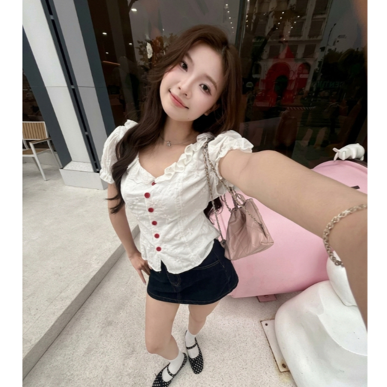 Áo sơ mi hoa xô nổi viền bèo phối cúc đỏ xinh xắn LALA A83