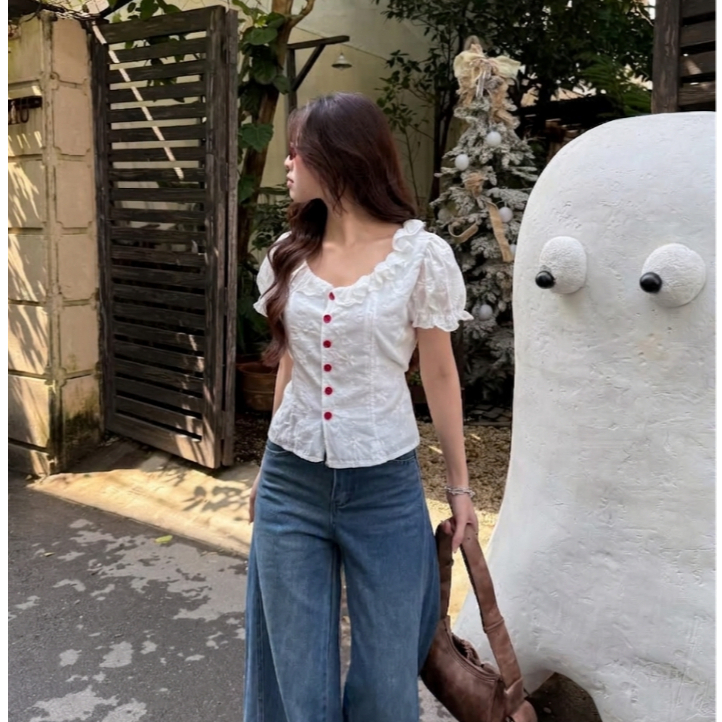 Áo sơ mi hoa xô nổi viền bèo phối cúc đỏ xinh xắn LALA A83