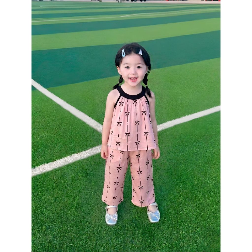 Bộ bé gái cổ yếm babydoll chất lụa phối quần in nơ xinh xắn dễ thương hè 2026 H89