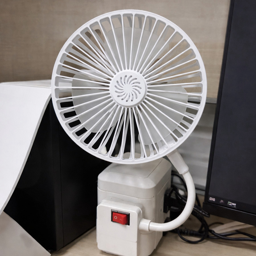 Quạt 5 Cánh Mini Xoay 360 Độ Có Lồng An Toàn Kèm Công Tắc Quạt Cắm Điện ,Găn Tường, Để Bàn Tiện Lợi. cc ntt95