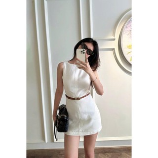 Váy trắng basic kèm thắt lưng da tôn vòng eo phong cách hiện đại