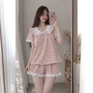 (35-50kg) Set Đồ Bộ Tay Ngắn, Thắt Nơ Sọc Caro Cổ Bèo Viền Ren Nữ Tính – Vải Kate Lụa Mềm Mát Freesize Dưới 50kg (Đủ Màu