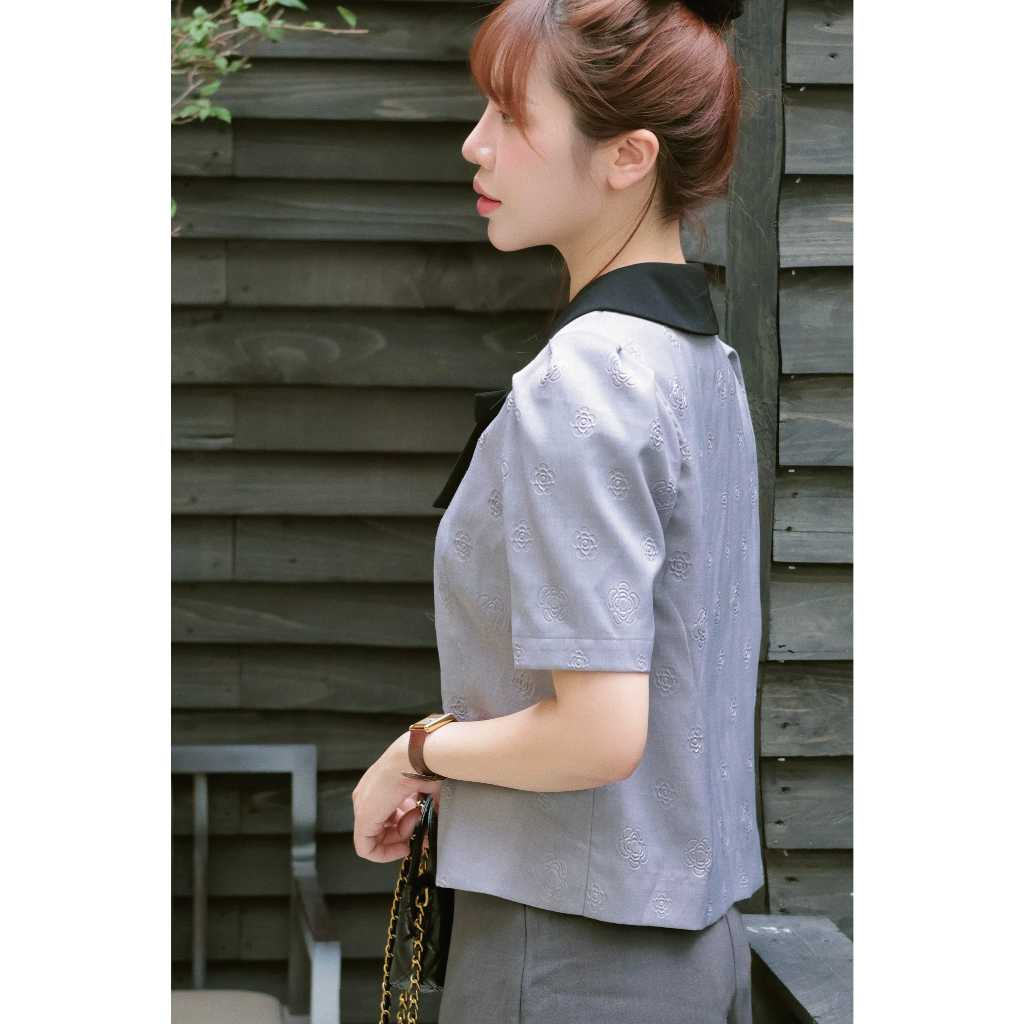 Áo Sơ Mi Nữ Tay Ngắn Họa Tiết Hoa Trà Mix Cổ Đen Màu Ghi Xám/Hồng - HAAN Design SM2645