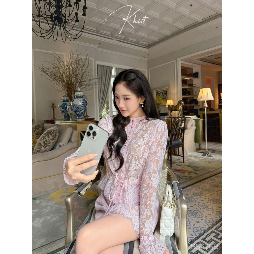 Set áo ren mi hoa hồng nhạt nút ngọc trai phối chân váy ngắn phong cách sang trọng KS476B