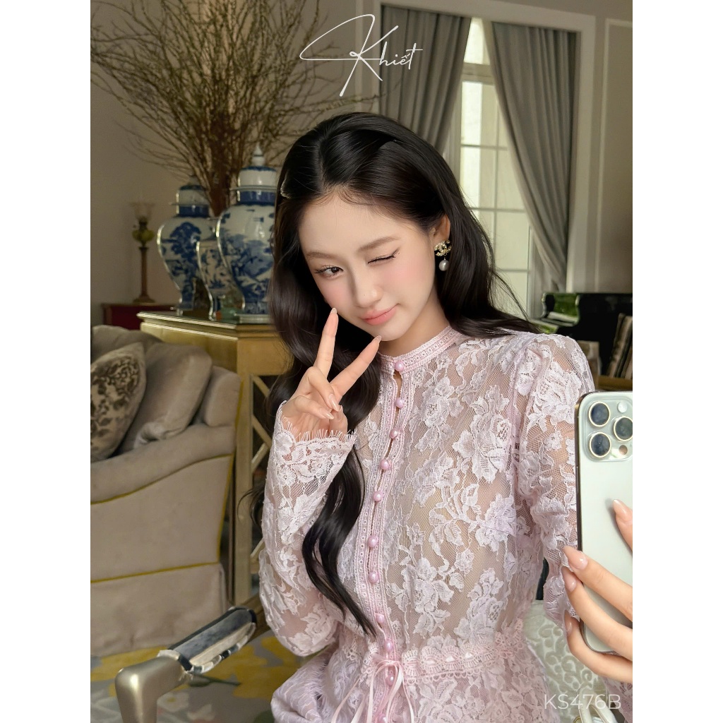 Set áo ren mi hoa hồng nhạt nút ngọc trai phối chân váy ngắn phong cách sang trọng KS476B