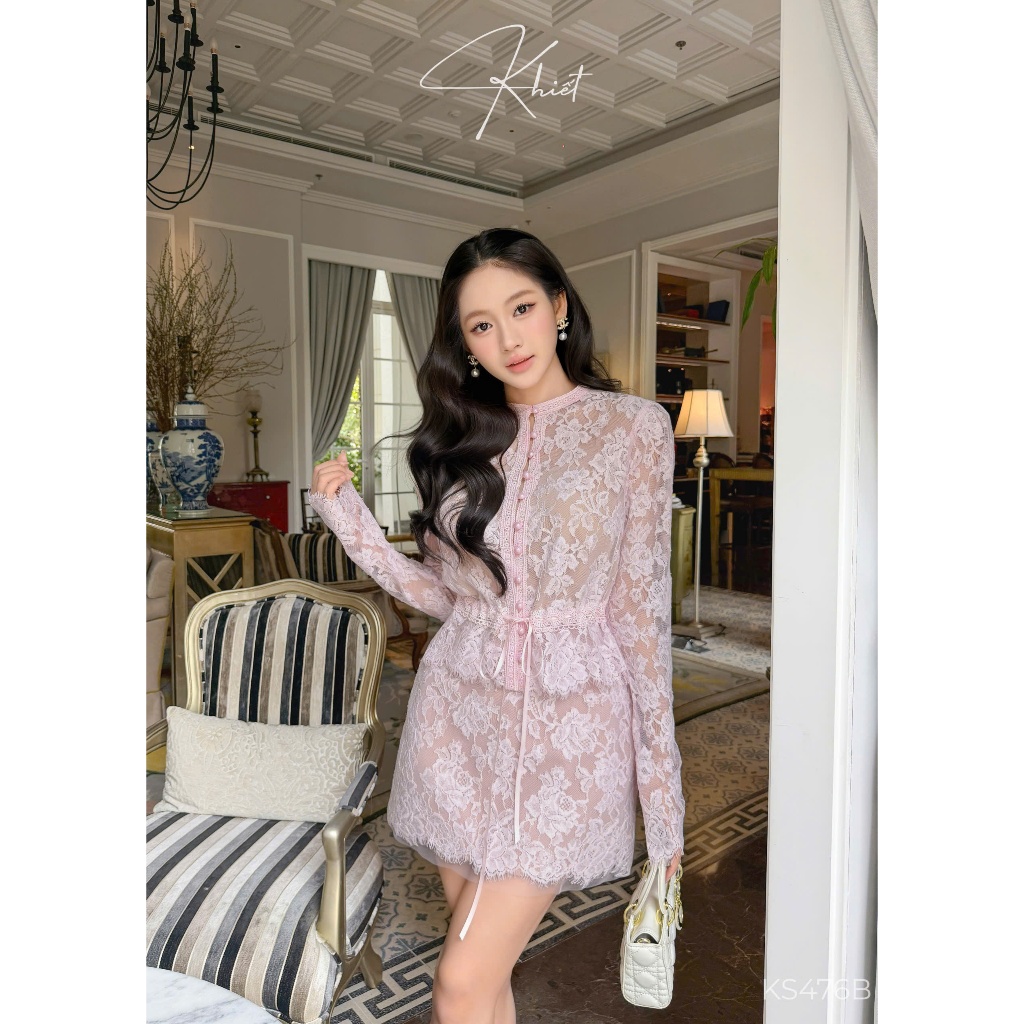 Set áo ren mi hoa hồng nhạt nút ngọc trai phối chân váy ngắn phong cách sang trọng KS476B