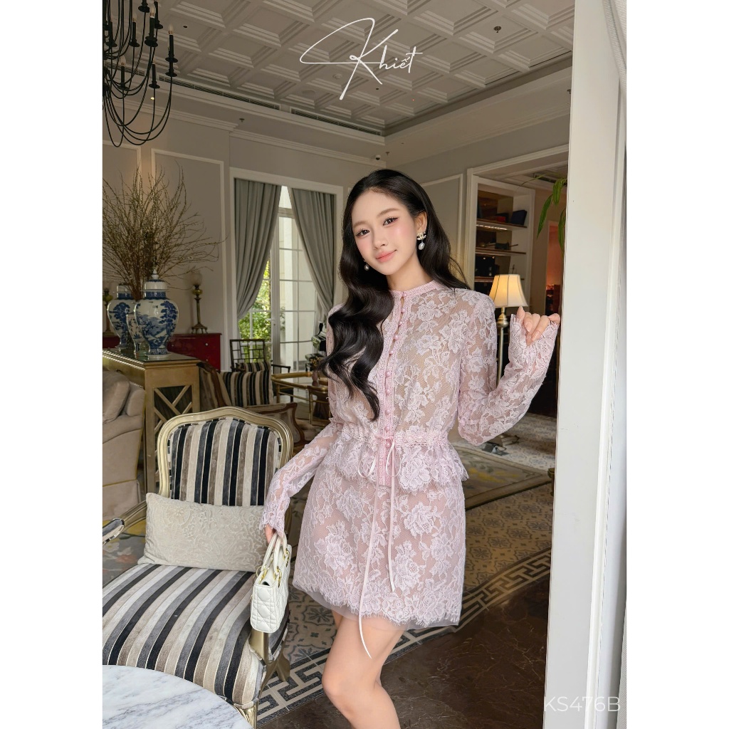 Set áo ren mi hoa hồng nhạt nút ngọc trai phối chân váy ngắn phong cách sang trọng KS476B