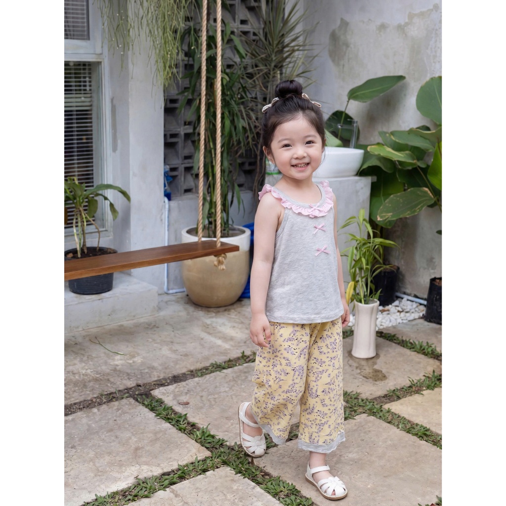Set bộ cổ yếm bé gái may viền đính nơ Miniumbaby mix quần lửng điệu đà, chất cotton mềm mát SB2745