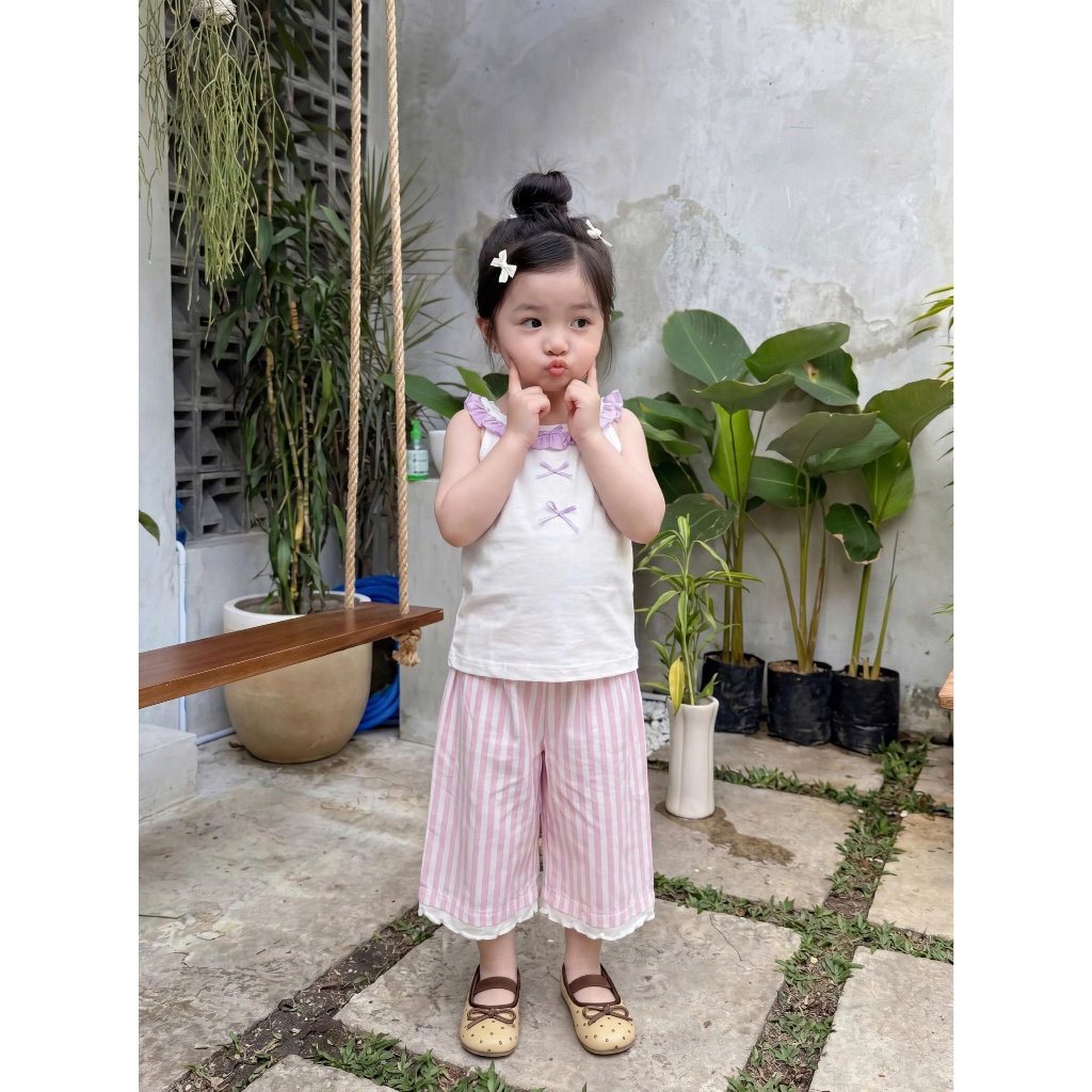 Set bộ cổ yếm bé gái may viền đính nơ Miniumbaby mix quần lửng điệu đà, chất cotton mềm mát SB2745