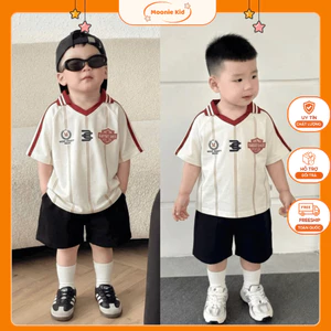 Bộ thể thao cho bé trai, áo thun phối sọc cổ V độc lạ mix quần đen – B153/ bộ chữ M | Moonie Kid