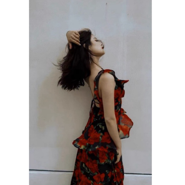 Lulus | Đầm maxi hoa đỏ hở lưng quyến rũ giữa phố đêm 🌹