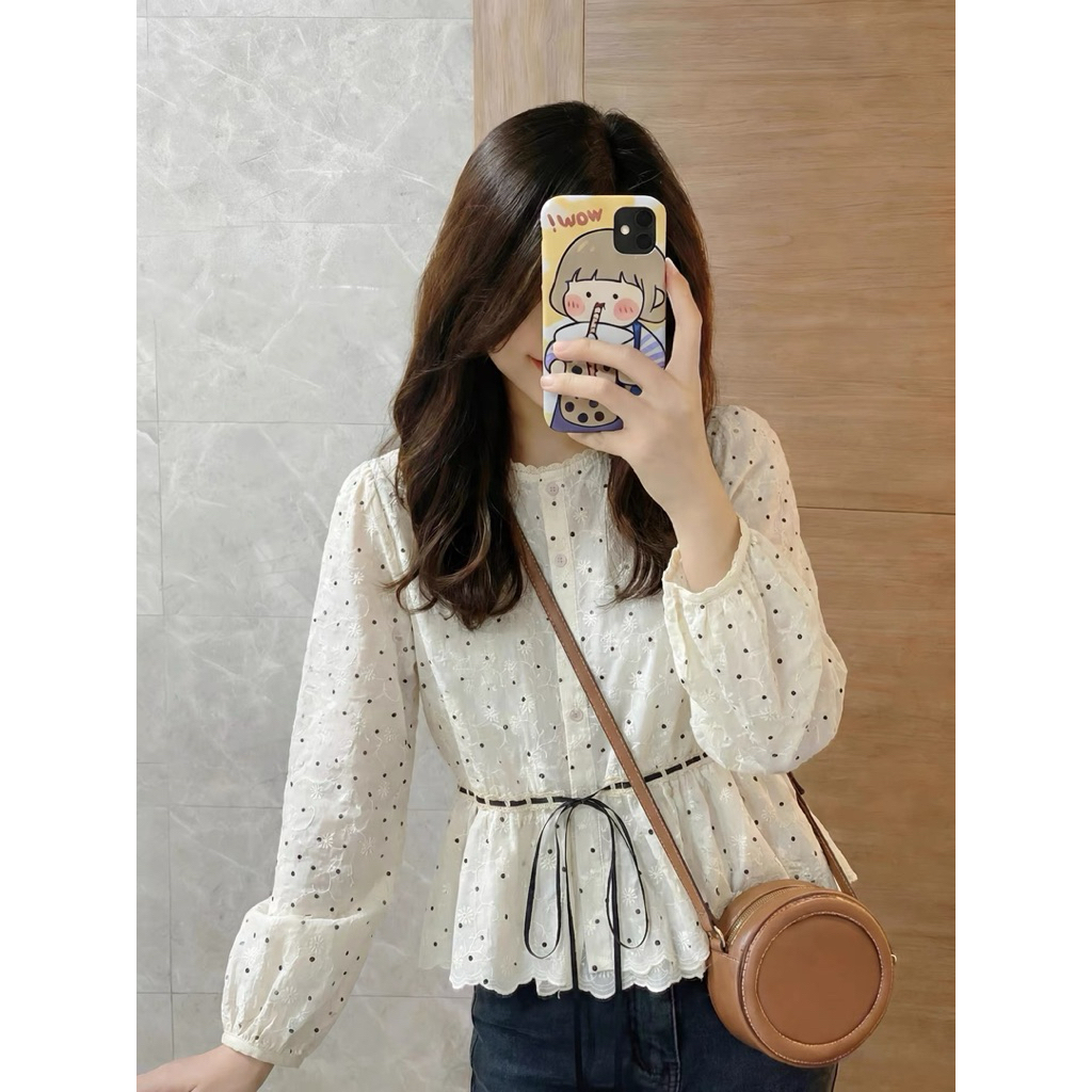[BST HÈ 2026 - CHIOCO] Áo sơ mi thô mềm thêu hoa phối chấm bi rút dây eo thắt nơ Ulzzang - A5470 (Hàng Loại 1)