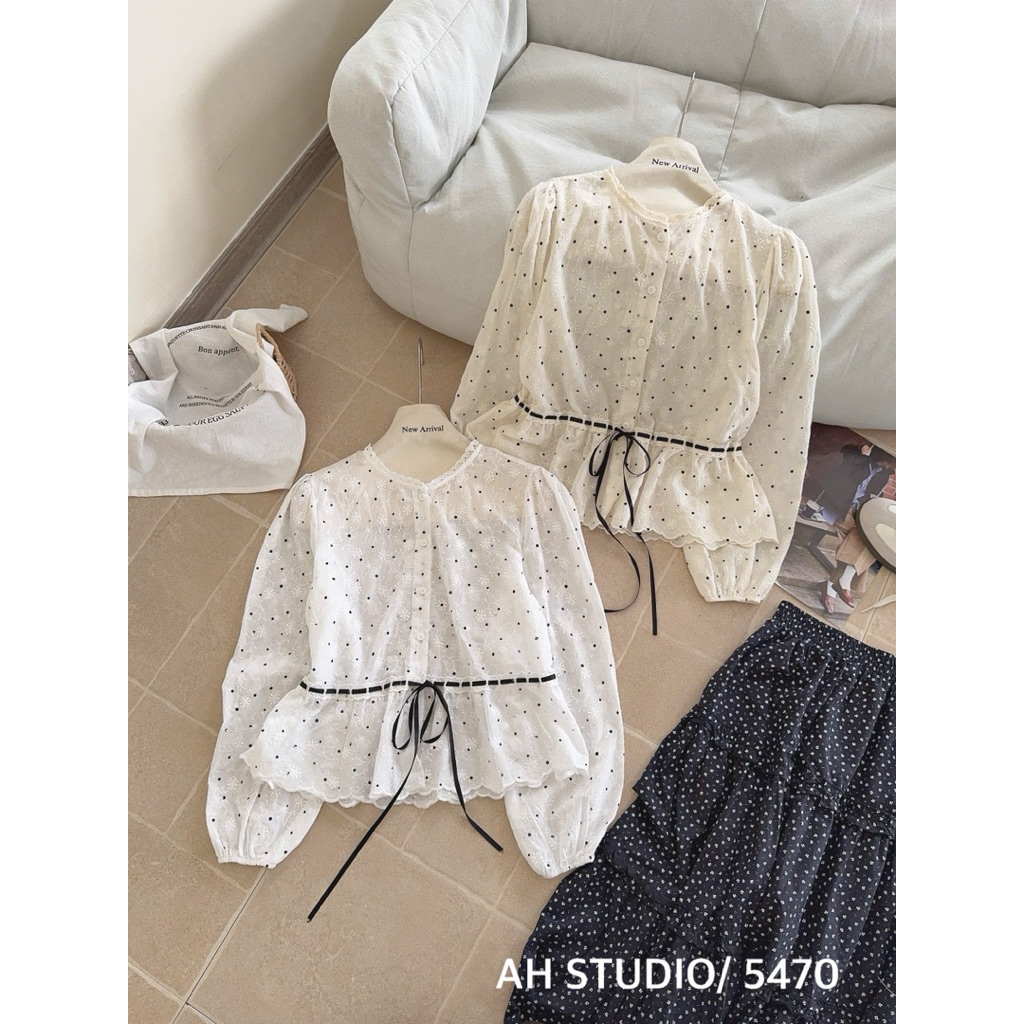[BST HÈ 2026 - CHIOCO] Áo sơ mi thô mềm thêu hoa phối chấm bi rút dây eo thắt nơ Ulzzang - A5470 (Hàng Loại 1)