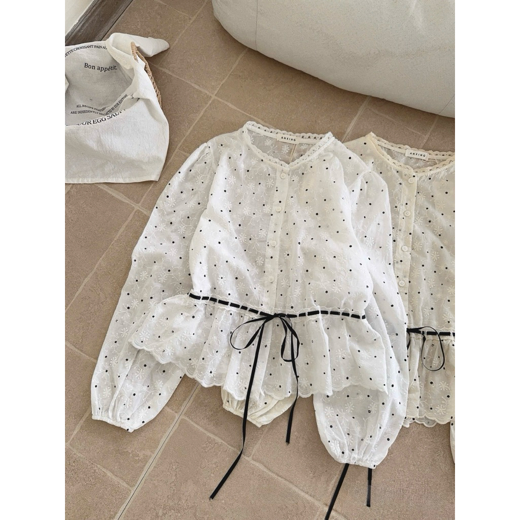 [BST HÈ 2026 - CHIOCO] Áo sơ mi thô mềm thêu hoa phối chấm bi rút dây eo thắt nơ Ulzzang - A5470 (Hàng Loại 1)