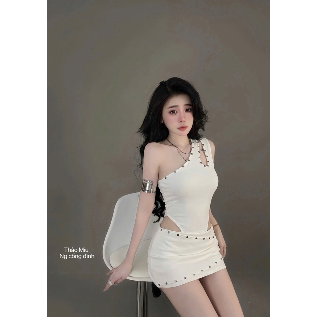 Set áo bodysuit dập đinh chân váy ôm ngắn