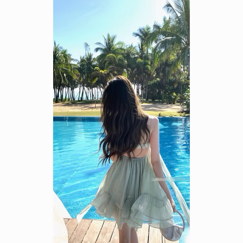 Đầm 2 dây tơ xoè xanh thắt nơ tay Đoàn Thương