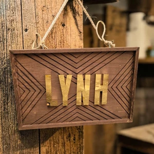 Bảng Hiệu Gỗ Chữ Inox Vàng Nổi Cao Cấp | Lynhdecor Biển Hiệu Shop – Spa – Cafe Sang Trọng, Bền Đẹp