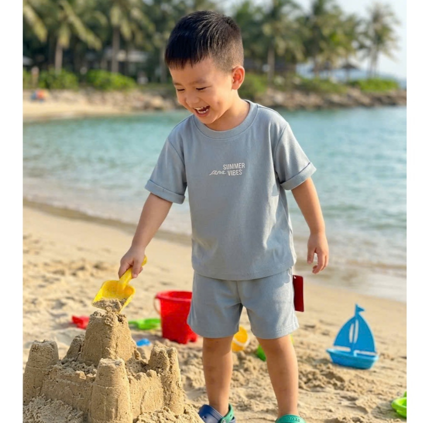 Bộ cộc tay bé trai Lá Homewear LC01, bộ đùi cho bé vải Lyocell Cotton in hình tay vắn năng động