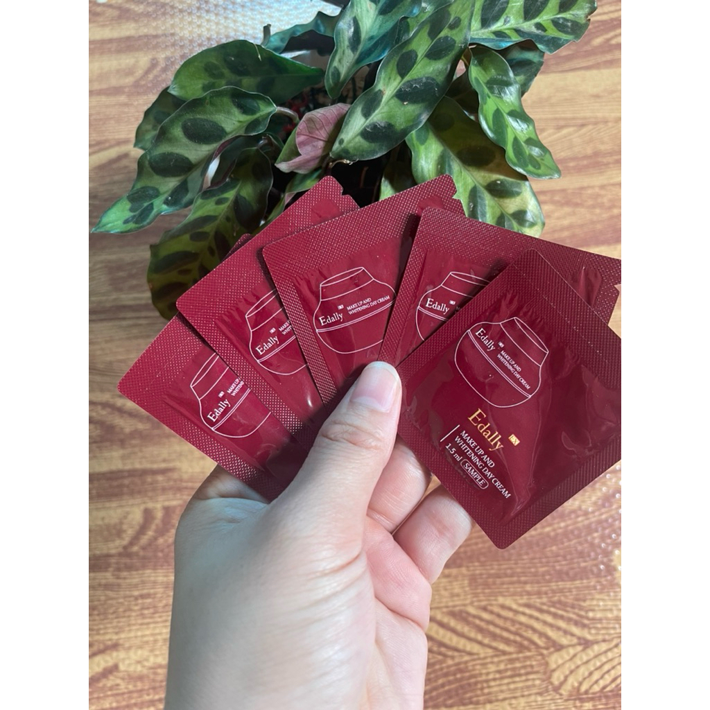 Quà tặng - 5 gói Kem trang điểm dưỡng trắng da Edally EX Hàn Quốc – Make Up And Whitenning Day Cream