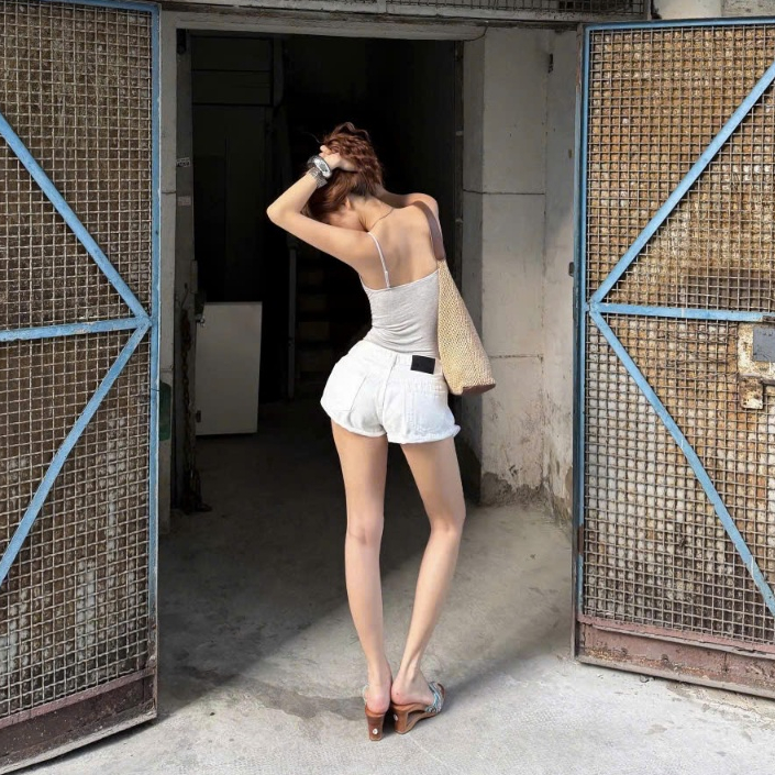 THE QUẠO - Quần short jean nữ dáng ngắn cạp trễ rách gấu lòi túi 1304_754