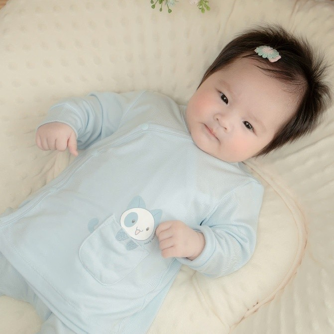 Bộ sơ sinh cài lệch Vải petit { Siêu mềm, mát, mịn, co dãn} Lil Little Love (LSSCL33) TẶNG KÈM MŨ BAO CHÂN, TAY HOẶC Yếm