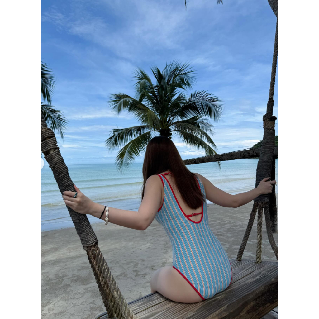 Đồ bơi nữ liền thân sọc dọc viền đỏ gợi cảm – Bikini nâng ngực tôn dáng, đi biển cao cấp mùa hè 2026
