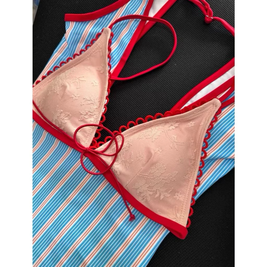 Đồ bơi nữ liền thân sọc dọc viền đỏ gợi cảm – Bikini nâng ngực tôn dáng, đi biển cao cấp mùa hè 2026