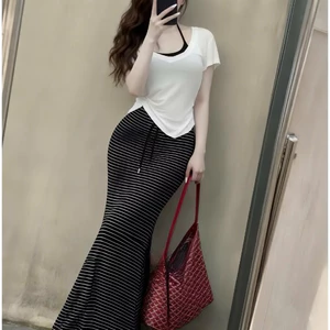 Sét áo đen yếm phối áo trắng+cv sọc đen dáng dài,chất thun zip lụa thời trang