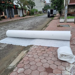Vải địa kỹ thuật không dệt ART 12KN/m: Khổ rộng 4m, dày dặn,dùng thoát nước, lọc đất bồn cây.