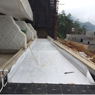 Vải địa kỹ thuật không dệt ART 12KN/m: Khổ rộng 4m, dày dặn,dùng thoát nước, lọc đất bồn cây.