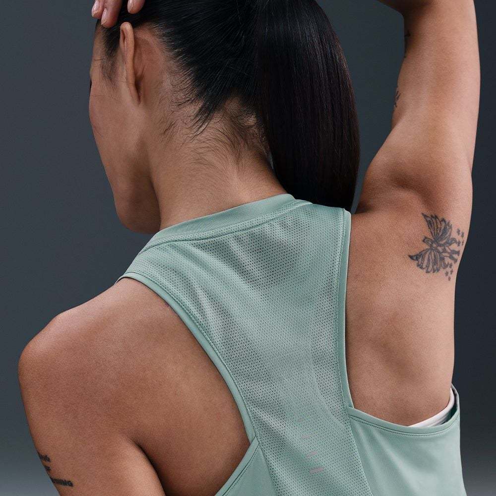 Áo Ba Lỗ Chạy Bộ Nữ Nike Swift Dri-FIT – Áo Tank Top Chạy Bộ Siêu Nhẹ, Thoáng Khí, Phản Quang Chạy Đêm