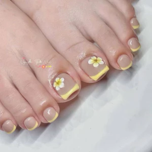 NAIL BOX CHÂN ĐI BIỂN FRENCH ĐẦU MÓNG MÀU VÀNG GÀ CON
