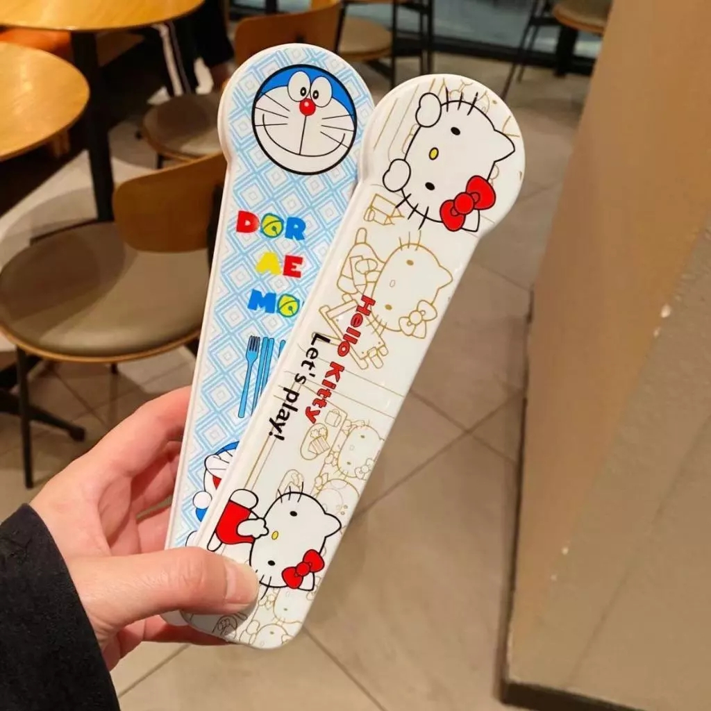 🌤️COD🌤️Doraemon/helloty Bộ Đũa Thìa Dĩa Hoạt Hình Ngộ Nghĩnh Chất Liệu Thép Không Gỉ Kèm Hộp Đựng Tiện Lợi