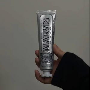 Kem đánh răng Marvis Smokers Whitening Mint 85ml, hàng nhập khẩu, giá tốt