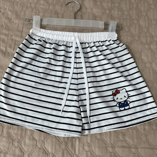 Quần đùi kẻ sọc phối cạp trắng in hình hello kitty