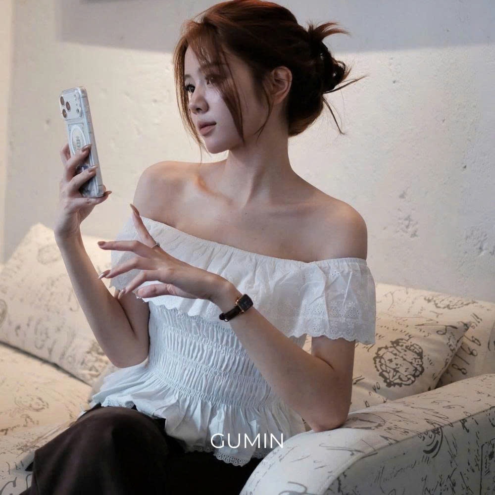 Áo thô trễ vai trắng GUMIN thiết kế áo bo chun phối ren bèo sang chảnh tiểu thư, Áo kiểu nữ thanh lịch sang trọng