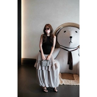 Set áo tanktop đen ôm sát và quần tầng phong cách Boho