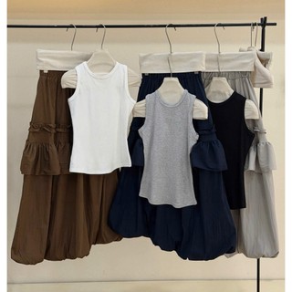 Set áo tanktop đen ôm sát và quần tầng phong cách Boho