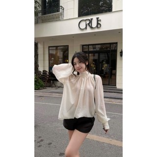 Áo kiểu trắng cổ cao thắt nơ sau tay bồng bềnh phối quần short