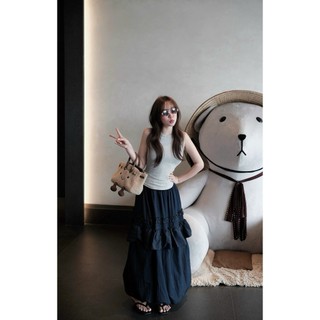 Set áo tanktop đen ôm sát và quần tầng phong cách Boho