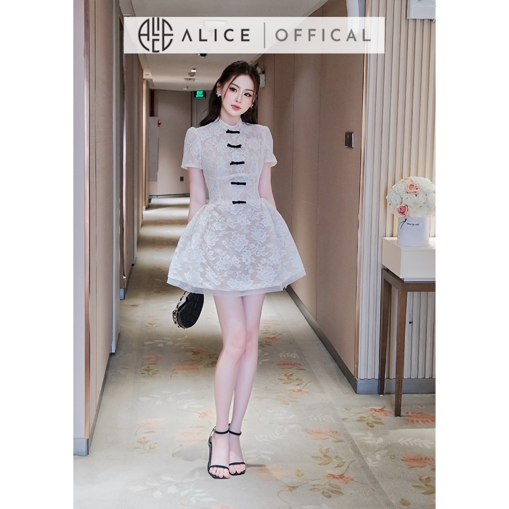 Váy Ren Dự Tiệc Alice Cao Cấp, Đầm Ngắn Chiết Eo Phối Lưới Đính Nơ Thủ Công, Dáng Cổ Trụ Ngắn Tay V1468