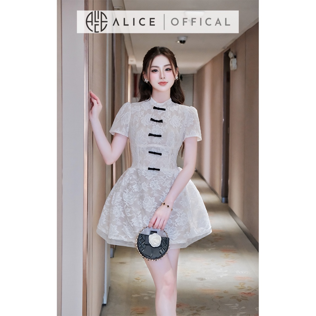 Váy Ren Dự Tiệc Alice Cao Cấp, Đầm Ngắn Chiết Eo Phối Lưới Đính Nơ Thủ Công, Dáng Cổ Trụ Ngắn Tay V1468