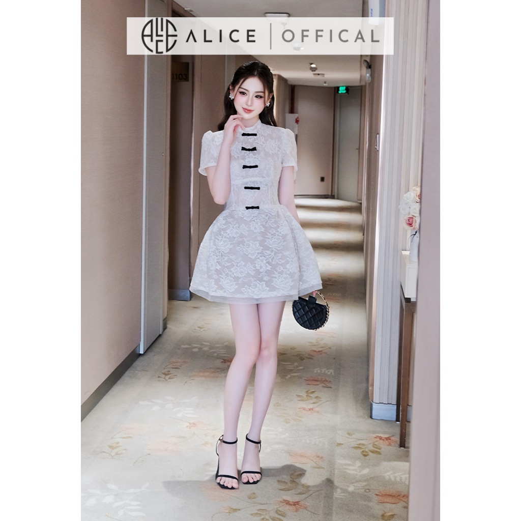 Váy Ren Dự Tiệc Alice Cao Cấp, Đầm Ngắn Chiết Eo Phối Lưới Đính Nơ Thủ Công, Dáng Cổ Trụ Ngắn Tay V1468