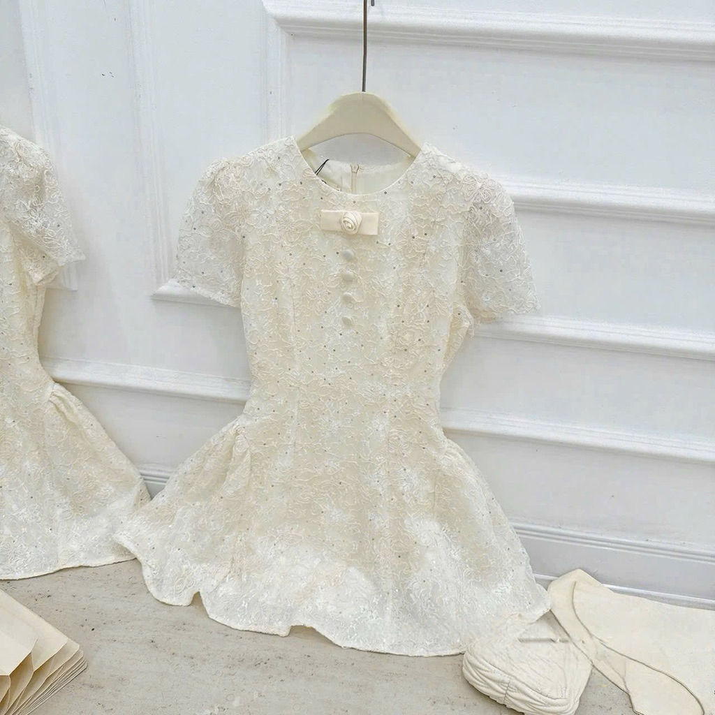 MIU.STUDIO • Đầm ren nữ cao cấp phối kim sa đính nơ sang chảnh, Váy thiết kế dáng ngắn cộc tay chiết eo tôn dáng (sẵn)