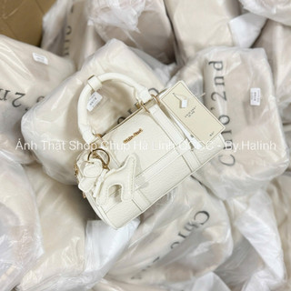 Túi Chio Dáng Trống Da Bóng Vân Rắn Kèm Charm Cún Trắng