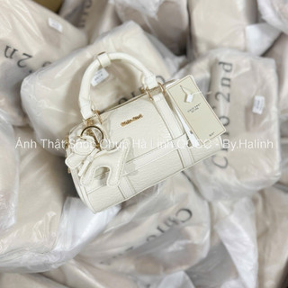 Túi Chio Dáng Trống Da Bóng Vân Rắn Kèm Charm Cún Trắng