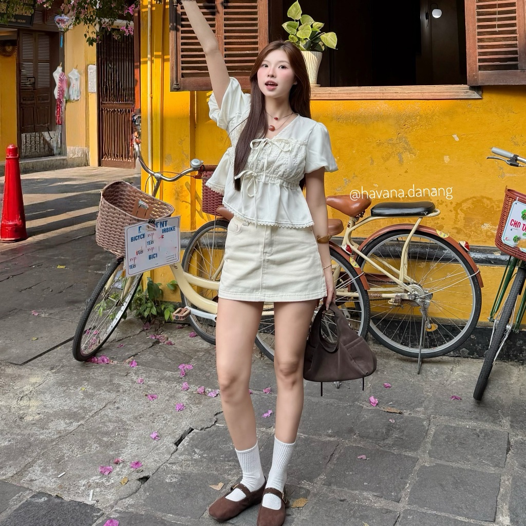 (HAVANA) Áo babydoll LORIE phối dây cột hoa nổi AO830